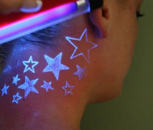 Fluogram : les tatouages fluorescents qui prennent vie avec la