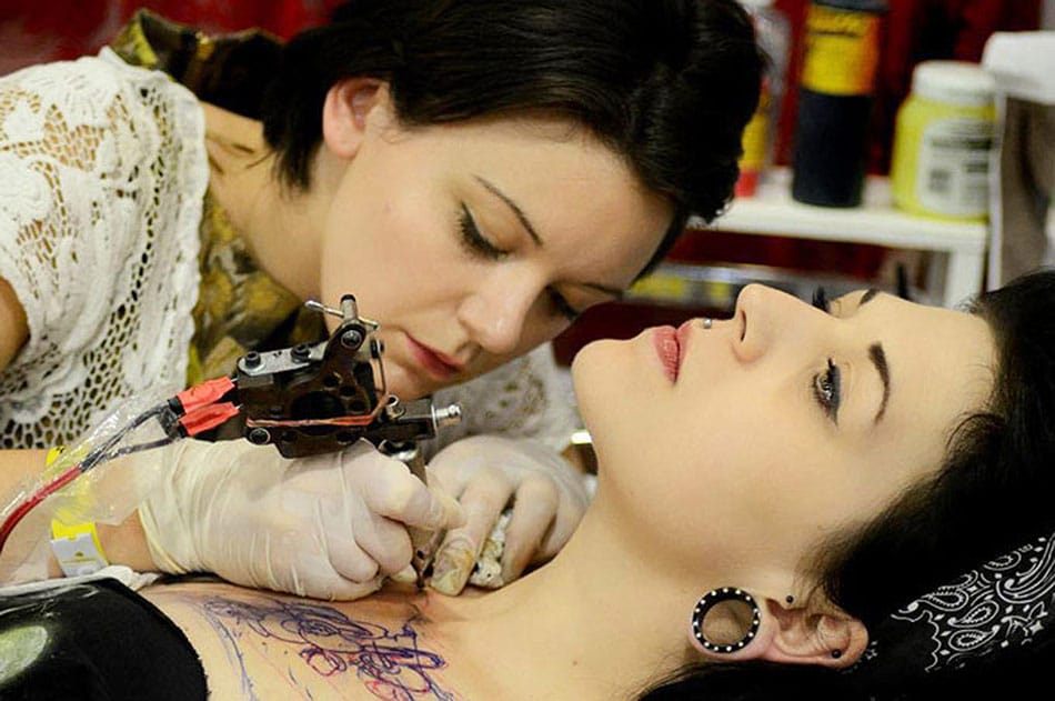 Une Femme Avec Un Tatouage Sur La Tête Porte Une Peinture Corporelle  Argentée.